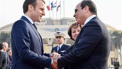 السيسي يؤكد لنظيره الفرنسي موقف مصر الداعم لأمن واستقرار ليبيا