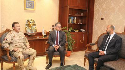 العناني يبحث مع 