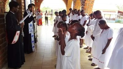 تعميد 52 شخصا من مختلف الأعمار في الكونغو (صور)