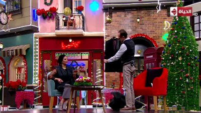 شريف مدكور يتلقى هدية على الهواء: 