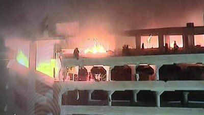 عاجل.. حرق إحدى بوابات السفارة الأمريكية في بغداد