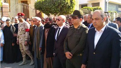 محافظ بني سويف يتقدم جنازة شهيد العريش (صور)