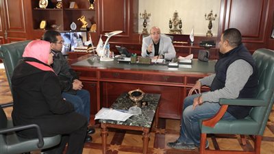 بعد شكوى الأهالي من الروائح الكريهة.. محافظ بني سويف يشكل لجنة لمراجعة مصانع شرق النيل (صور)