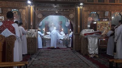 آلاف الأقباط يؤدون قداس رأس السنة بكنائس السويس (صور)