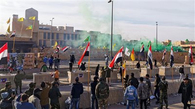 القوات الأمريكية في بغداد تفرق المتظاهرين بقنابل الغاز   