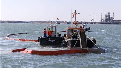 تدريب عملي على مواجهة بقع الزيت بميناء دمياط 