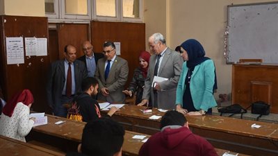 رئيس جامعة الفيوم يتفقد سير الامتحانات بعدد من الكليات