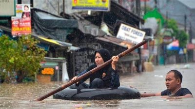 قتلى ومشردون بالآلاف جراء الفيضانات في إندونيسيا   