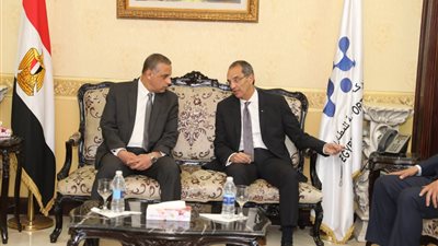 محافظ سوهاج يستقبل وزير الاتصالات والوفد المرافق له  	 