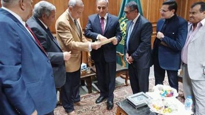 محافظ القليوبية يعد المواطنين بالارتقاء بمستوى الخدمات الأساسية