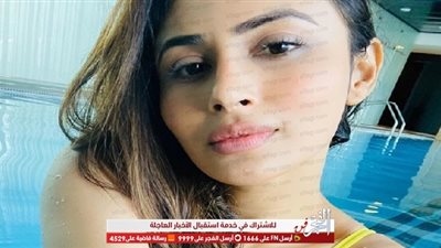 بالبيكيني.. موني روي ترحب بعام 2020 