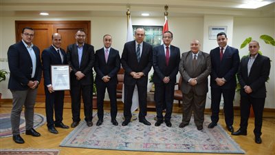 وزير الطيران يهنئ العاملين لحصولهم على شهادة 