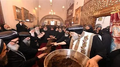 البابا تواضروس يطيَّب رفات القديس يحنس كاما بدير السريان 