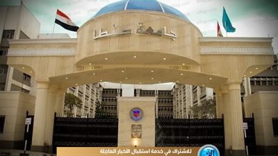 موظفو مستشفى جامعة طنطا يحملون مريضا بالسرير لتعطل الأسانسيرات (فيديو)