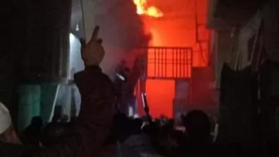 9 سيارات إطفاء للسيطرة على حريق مخزن أخشاب في الغربية (صور)