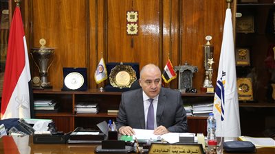 محافظ قنا: تطوير المناطق الصناعية ورفع كفاءة المياه والكهرباء   