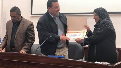 صحة السويس تكرم مديرة شئون العاملين لنهاية فتره خدمتها (صور)