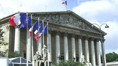 فرنسا تدعو مواطنيها إلى توخي 