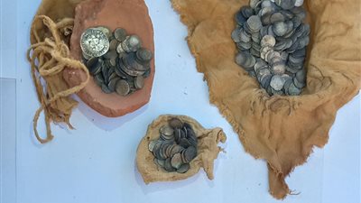 العثور على 370 عملة معدنية مخبأة في صرر بكنيسة أبو فانا الأثرية 