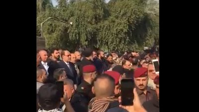 شاهد.. ظهور شخصية غير متوقعة في جنازة الإرهابي قاسم سليماني