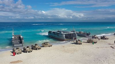 القوات البحرية المصرية تنفذ عملية برمائية بالبحر المتوسط (صور)