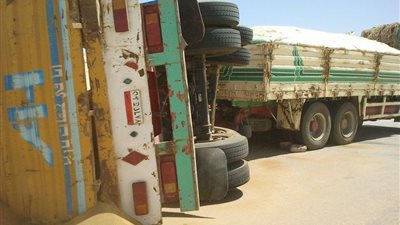 انقلاب سيارة نقل أعلى كوبري طوخ بزراعي القليوبية