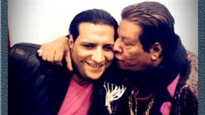 نجل شعبان عبد الرحيم يهدي والده 