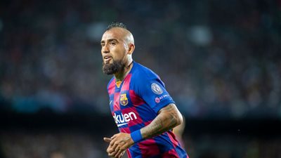 عاجل.. برشلونة يتهم وكيل فيدال بسبب أزمته الأخيرة