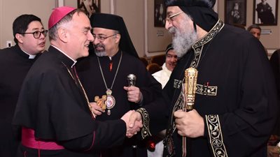 البطريرك إبراهيم إسحق يهنئ البابا تواضروس بالعيد