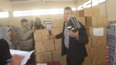 مدير تعليم السويس تتابع تسليم التابلت المدرسي للمدارس في اليوم الأول لتوزيعه 