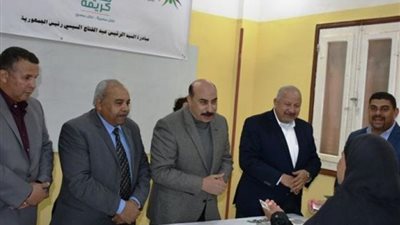 محافظ أسوان يسلم 20 منزلا لأهالى قرى الحكمة