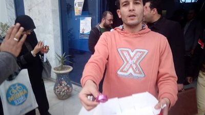 العاملون بجامعة دمنهور يوزعون الحلوى احتفالا بإنهاء ندب أمين عام الجامعة (صور)