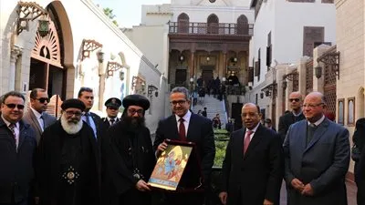 الأنبا يوليوس يهدي خالد العناني نسخة أيقونة العائلة المقدسة (صور)