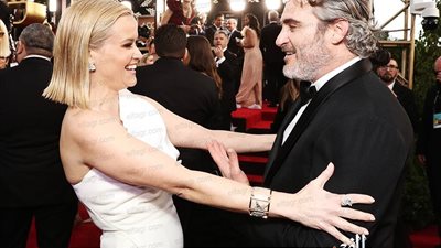 ريس ويذرسبون وخواكين فينيكس ريونيو مع لاين على السجادة الحمراء في حفل الـ جولدن جلوب