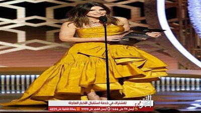 ساندرا بولوك تتألق في فستان ذهبي في حفل جولدون جلوب 2020 