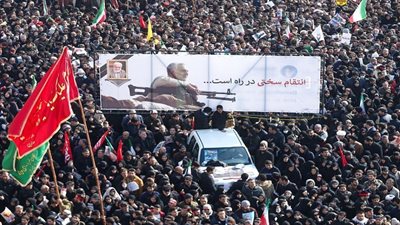حشود ضخمة في إيران لحضور جنازة 