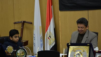 بطل العالم في الرياضيات الذهنية يحصل على أوسكار من جامعة دمياط 