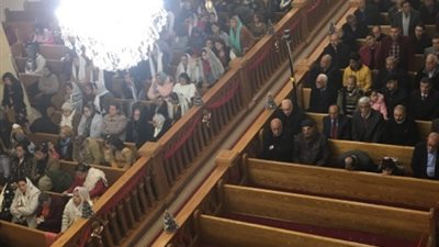 الأنبا بولا يترأس صلوات قداس عيد الميلاد في كنيسة مارجرجس بالغربية (فيديو)