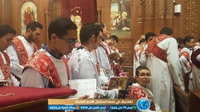 بدء قداس عيد الميلاد بكنيسة الشهيد مارجرجس بالفيوم (فيديو)