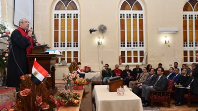 محافظ البحيرة يقدم التهنئة للكنيسة الإنجيلية والكاثوليكية بدمنهور (صور)