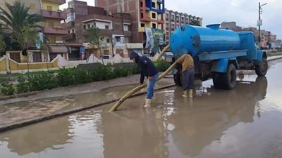 رفع مخلفات القمامة وكسح مياه الأمطار بمراكز كفرالشيخ (صور)