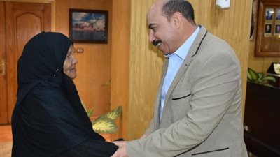 محافظ أسوان يخصص وحدة سكنية ومساعدة مالية لسيدة مسنة
