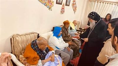 الأنبا مكاريوس يحتفل بعيد الميلاد في دار المسنين بالمنيا (صور)