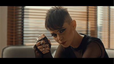 فنانة تكشف حقيقة اتهامها بالشذوذ (فيديو)