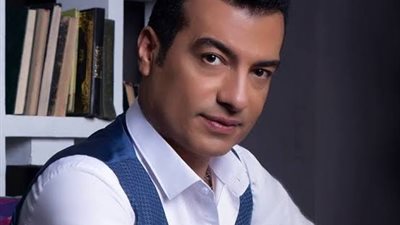 بتلك الكلمات.. مصطفى قمر يواسي إيهاب توفيق في وفاة والده 