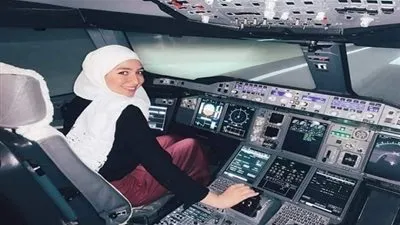 أحلام سورية بسماء لندن.. حكاية أول لاجئة تقود طائرة خاصة في بريطانيا