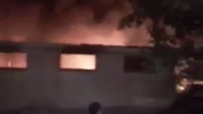 الدفع بـ6 سيارات إطفاء للسيطرة على حريق مصنع بشبرا الخيمة