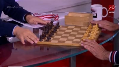 إعلامي يلعب شطرنج على الهواء