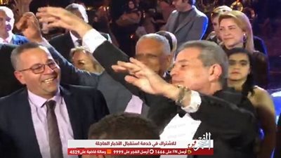 وصلة رقص لتوفيق عكاشة في حفل زفاف نجله (فيديو)