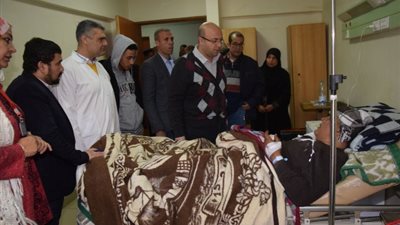 محافظ بني سويف يزور مصابي حادث الطريق الصحراوي الشرقي 